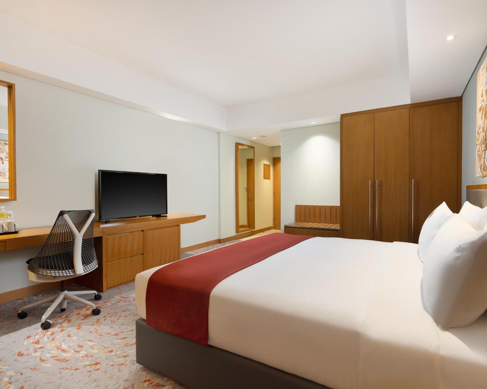 1 King One-Bedroom Suite