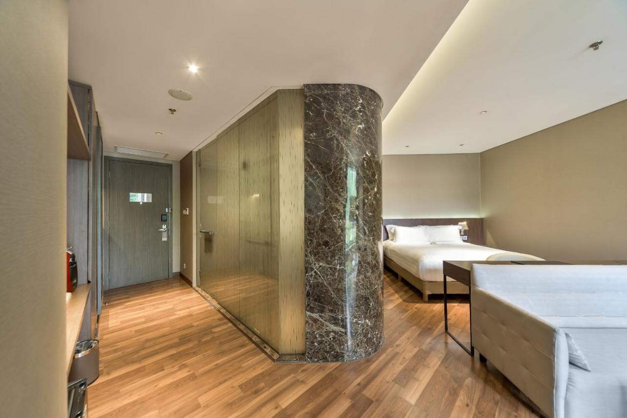Kamar Ashley Queen