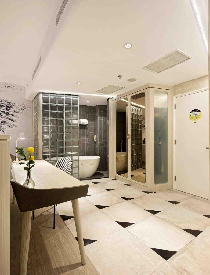 Yello Suite Room