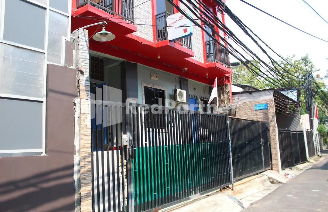 Snow White Residence Near Grogol Mitra Reddoorz-1