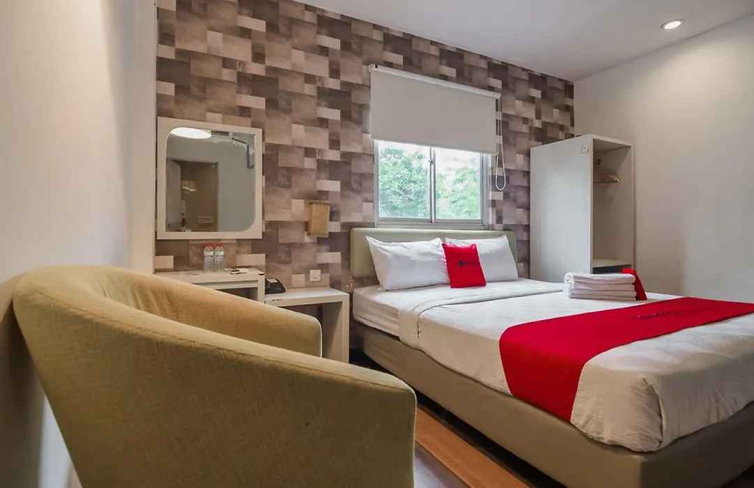 RedDoorz Plus near Mangga Besar Station 2-1