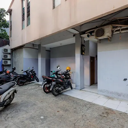 RedDoorz near Esa Unggul University Jakarta Campus-2