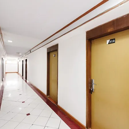 RedDoorz Plus near RSCM Jakarta-3