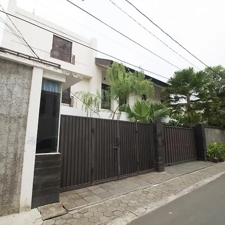 Reddoorz Near Taman Puring-2
