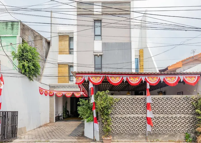 RedDoorz Plus Syariah near Mall Pondok Indah