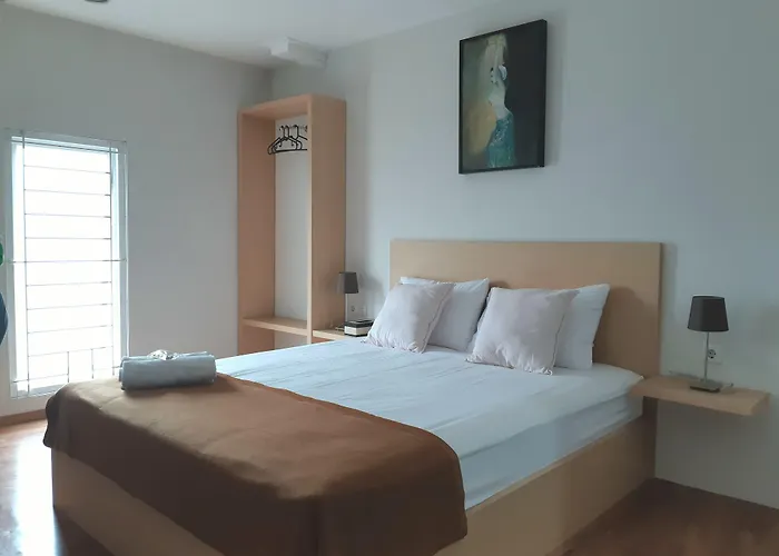 UROOMS Senayan