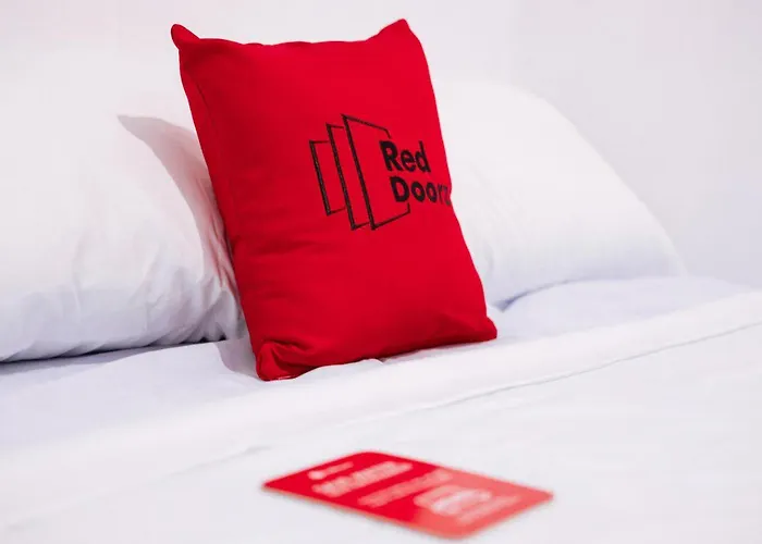 RedDoorz Near Graha Cijantung Mall