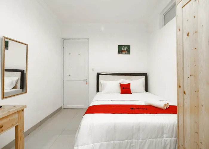 RedDoorz Syariah Plus Near Pancoran