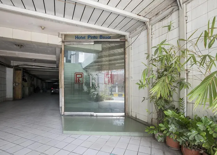 RedDoorz Plus near Jakarta Kota Station